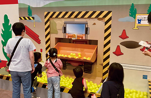 ショベルカーにボールを入れようのイメージ写真