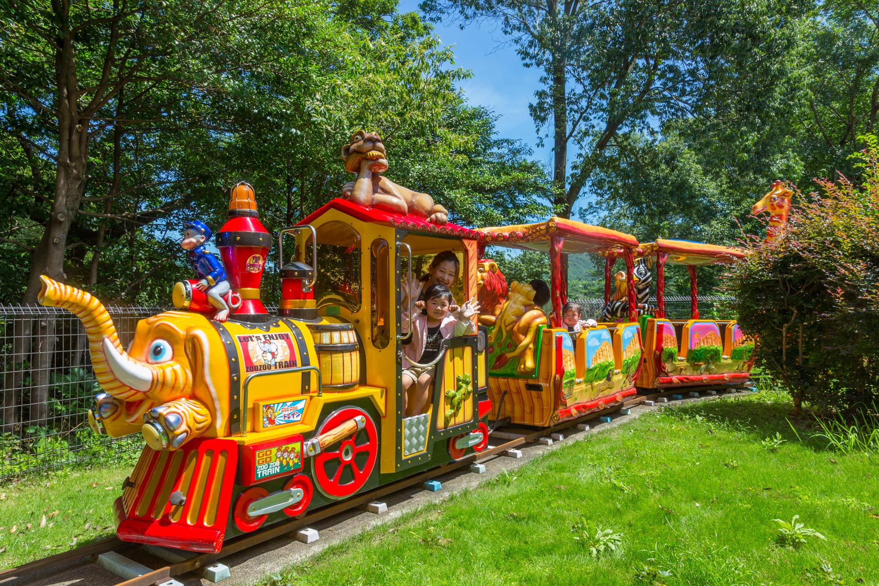 ZooZooトレイン - アトラクション - 日本モンキーパーク